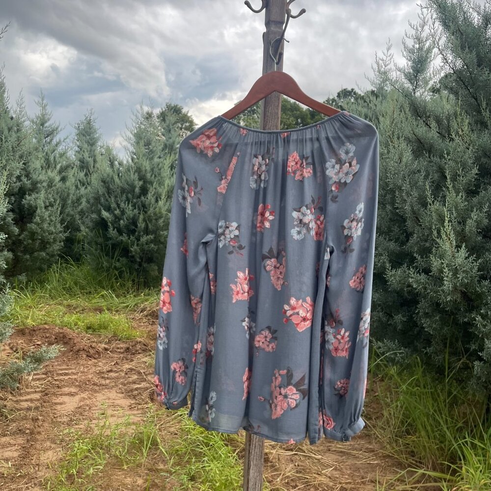 Women's Small Lucky Brand Grey Floral Long Sleeve Blouse - Picture 15 of 16